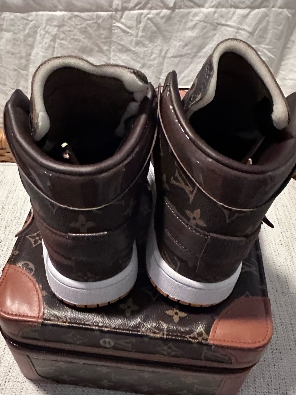 Custom-painted Nike Air Jordan 1 High - Picture 4 of 10